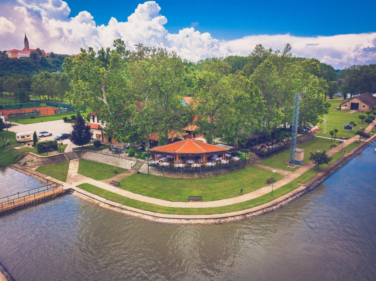 Hotel Dunav 伊洛克 外观 照片