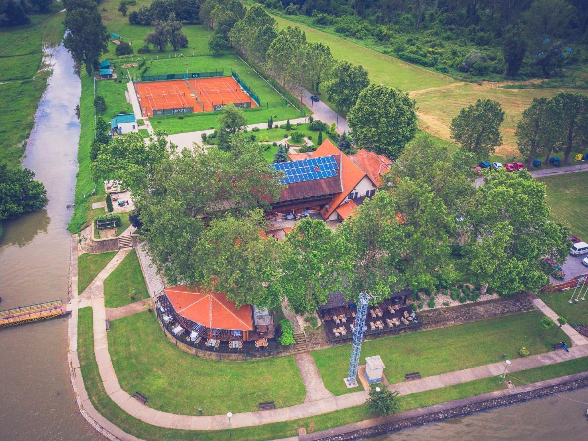 Hotel Dunav 伊洛克 外观 照片