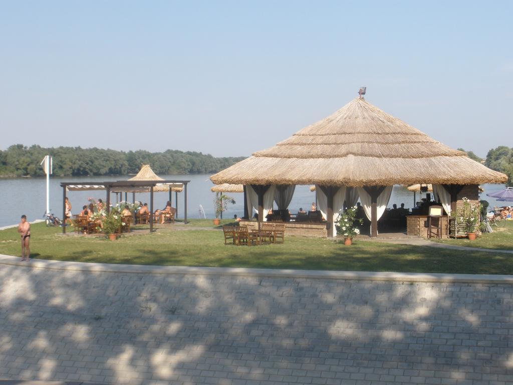 Hotel Dunav 伊洛克 外观 照片